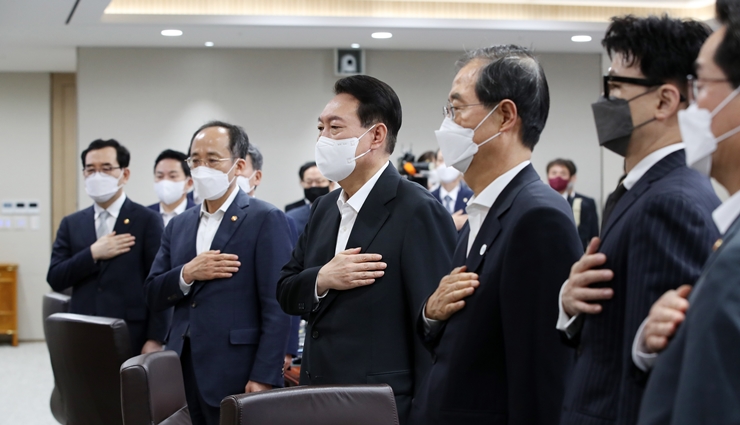 윤석열 대통령이 19일 서울 용산 대통령실 청사에서 열린 국무회의에서 국기에 대한 경례를 하고 있다. /뉴시스