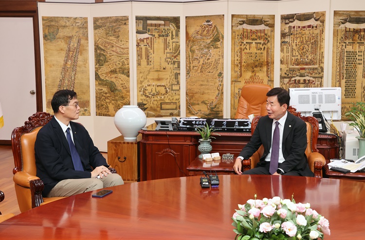 김진표 국회의장(왼쪽)이 20일 오후 국회 의장집무실에서 이 총재를 접견하고 있다 /국회의장 공보수석실