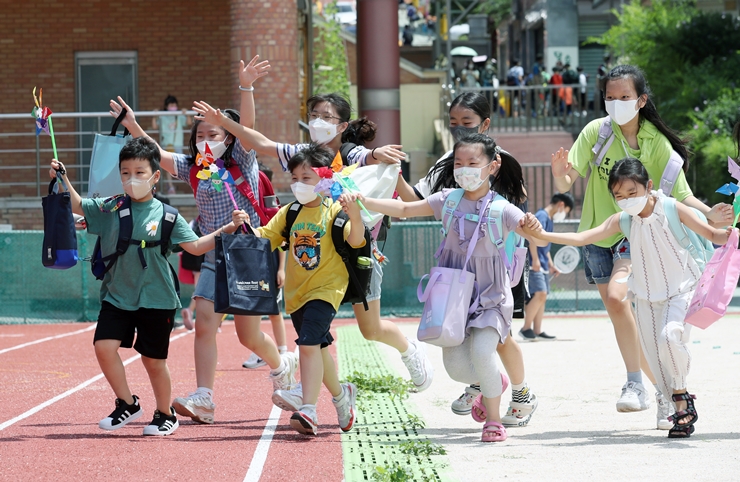 교육부가 '만 5세 초등학교 입학 추진'을 발표한 데 대해 야당인 더불어민주당이 비판하고 있다. 사진은 지난달 15일 오후 서울 중구 청구초등학교에서 방학을 맞은 학생들이 밝은 표정으로 하교하는 모습. /뉴시스