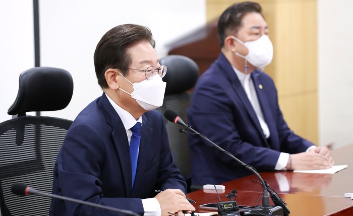 이재명 더불어민주당 당대표 후보가 3일 서울 여의도 국회 의원회관에서 열린 기자간담회에서 기자들의 질문에 답하고 있다. (공동취재사진)/뉴시스
