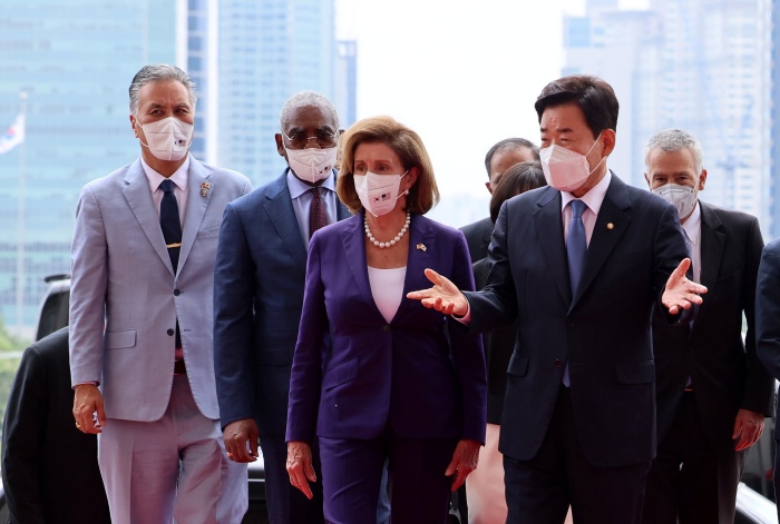 한국을 방문 중인 낸시 펠로시 미 하원의장이 4일 국회 본청 앞에서 김진표 국회의장의 안내를 받으며 들어오고 있다. (공동취재사진) /뉴시스