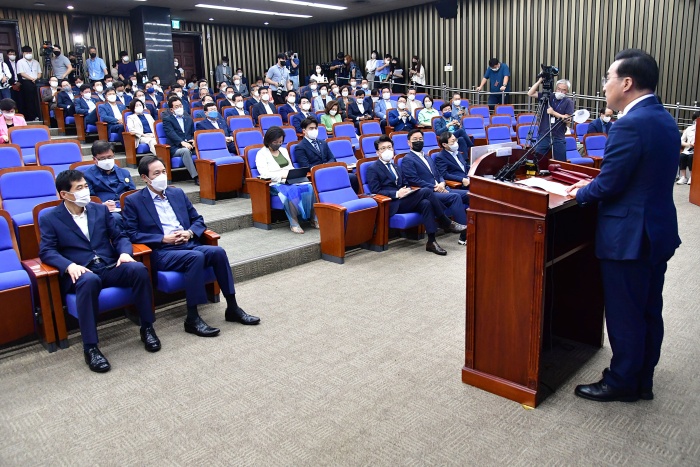 더불어민주당 의원들이 16일 서울 여의도 국회에서 열린 의원총회에서 당헌 개정에 대해 논의했다. (공동취재사진)