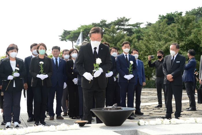 이재명 더불어민주당 대표가 14일 오후 당 지도부들과 함께 경남 김해시 봉하마을을 찾아 고 (故) 노무현 전 대통령 묘역에 참배하고 있다./뉴시스