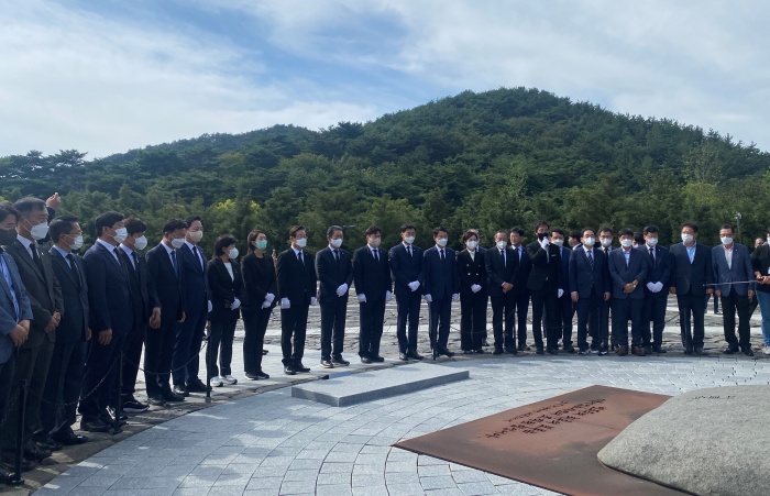 이재명 더불어민주당 대표가 14일 오후 당 지도부들과 함께 경남 김해시 봉하마을을 찾아 고 (故) 노무현 전 대통령 묘역에 참배하고 있다. /시사위크 이선민 기자