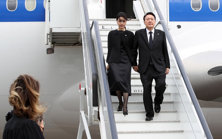 윤석열 대통령과 부인 김건희 여사가 18일(현지시간) 영국 런던 스탠스테드 국제공항에 도착하고 있다. /뉴시스