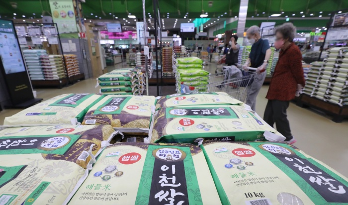 26일 오전 서울 시내 한 대형마트에서 쌀 상품이 판매되고 있다. 산지 쌀값이 관련 통계 조사 이래 가장 큰 하락폭을 보이자 정부가 쌀 값 안정화를 위해 1조원 가량을 들여 45만톤에 이르는 쌀을 사들이기로 했다. /뉴시스