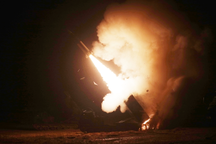 한·미 군 당국이 북한의 중거리탄도미사일 도발에 대응해 5일 동해상으로 지대지 미사일 사격을 하고 있다. /합참-뉴시스