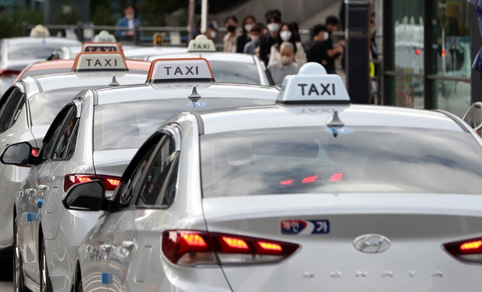 국토교통부는 심야 택시 호출료 최대 5000원 인상 등 '심야 택시난 완화 대책'을 발표한 가운데 실효성에 대한 문제가 지적되고 있다. /뉴시스