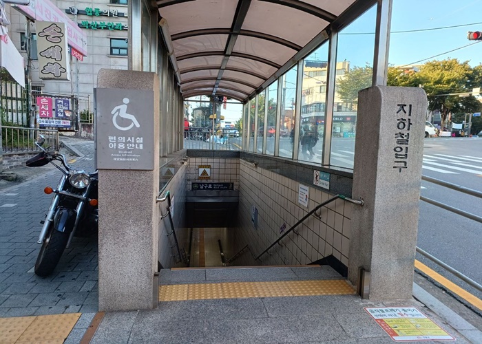 서울교통공사가 운영하는 지하철 역 가운데 엘리베이터가 없는 역은 7호선 남구로역이 유일하다. 3번 출구 벽면에는 장애인 시설이 있는 출구를 안내하는 지도가 있다. /조윤찬 기자