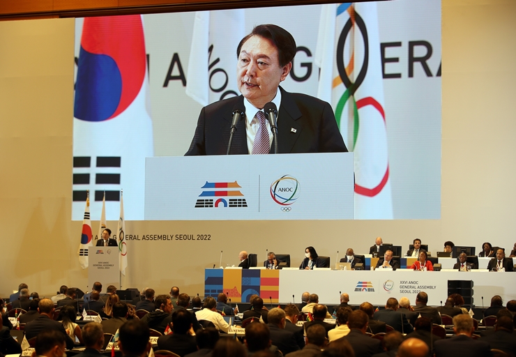 윤석열 대통령이 19일 서울 코엑스에서 열린 국가올림픽위원회연합(ANOC) 총회에서 기조연설을 하고 있다. /뉴시스