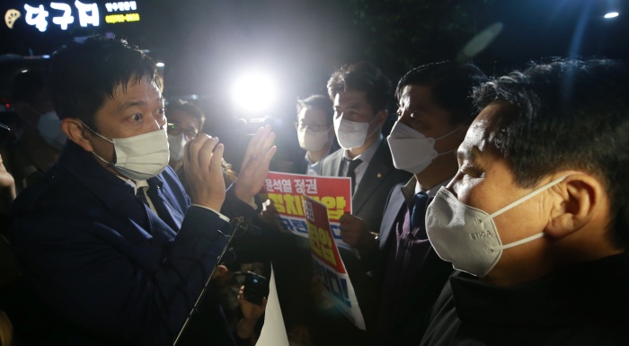 더불어민주당 의원들이 19일 오후 서울 여의도 중앙당사 앞에서 민주연구원 압수수색에 나선 검찰 관계자들과 대치하고 있다. (공동취재사진)/뉴시스