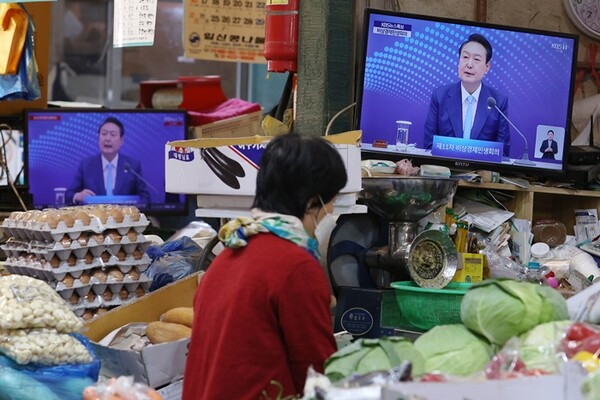 27일 오후 서울 서대문구 인왕시장의 한 상점 TV에 윤석열 대통령이 주재하는 비상경제민생회의 생중계 화면이 나오고 있다. 