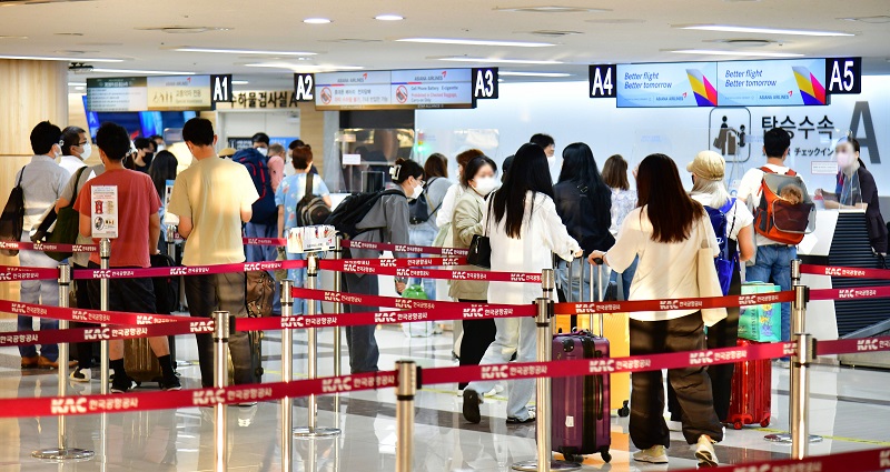 해외여행을 준비하는 여행객들이 증가함에 따라 항공업계에서는 국제선 운항을 증편하고 나섰다. 사진은 김포국제공항에서 하네다 노선 이용객 탑승수속 모습. / 한국공항공사