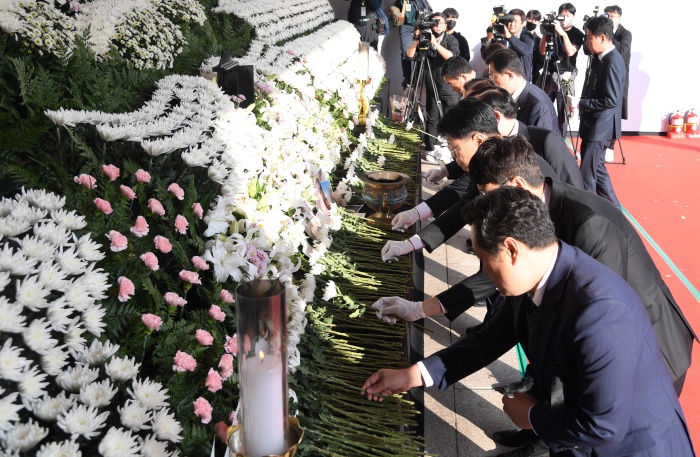 국민의힘 의원들이 1일 오후 서울 중구 서울광장에 마련된 이태원 사고 사망자 합동분향소를 찾아 조문하고 있다. (공동취재사진) /뉴시스