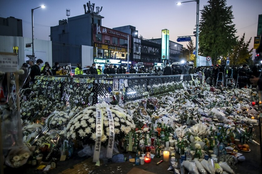  1일 오후 서울 용산구 이태원역에 마련된 추모공간에 시민들이 놓은 국화꽃이 놓여 있다. /뉴시스