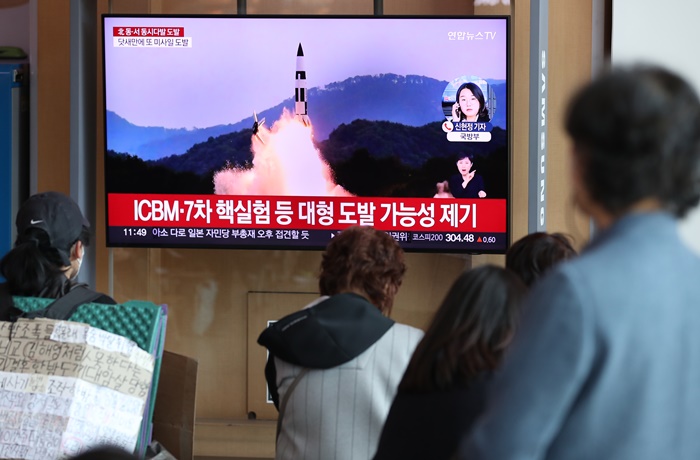 북한이 북방한계선(NLL) 이남으로 탄도미사일을 발사한 2일 서울역 대합실에서 시민들이 TV 뉴스를 시청하고 있다./뉴시스