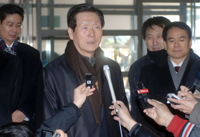 2010년 당시 대선주조 관련 의혹에 휩싸였던 신준호 푸르밀 회장이 부산지검에 출석한 모습이다. 그는 배임 등의 혐의로 불구속 기소됐으나 무죄를 선고받았다. /뉴시스