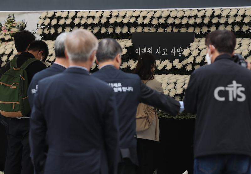 3일 서울 용산구 녹사평역 광장에 마련된 이태원 사고 사망자 합동분향소를 찾은 시민들이 헌화 추모를 하고 있다. /뉴시스