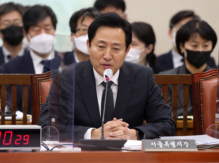 지난 7일 행안위 전체회의에 참석한 오세훈 서울 시장이 이행강제금을 대폭 인상하겠다고 밝혔다./뉴시스