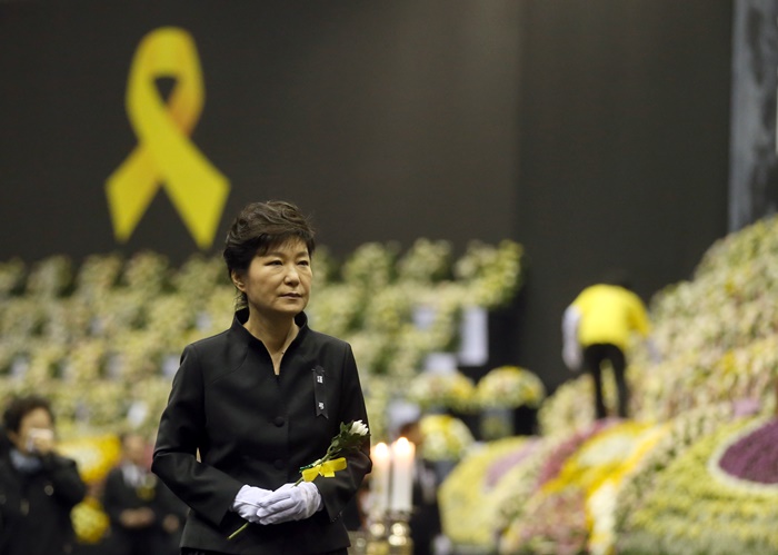 박근혜 전 대통령이 2014년 세월호 참사 당시 경기 안산 단원구 화량유원지에 마련된 '세월호 사고 희생자 정부 합동분향소'를 찾아 조문하고 있다