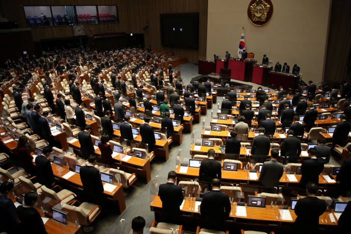 여야 국회의원들이 10일 서울 여의도 국회에서 열린 본회의에서 회의에 앞서 이태원 참사 희생자를 기리며 묵념을 하고 있다./뉴시스