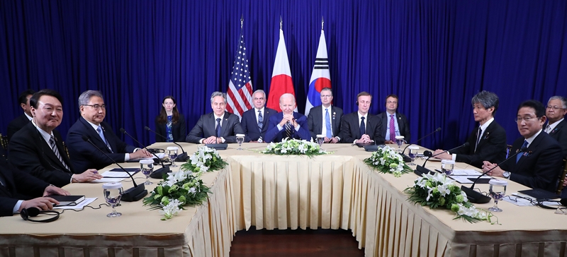  윤석열 대통령이 13일(현지시간) 프놈펜 한 호텔에서 조 바이든 미국 대통령, 기시다 후미오 일본 총리와 한미일 정상회담을 하고 있다. /뉴시스