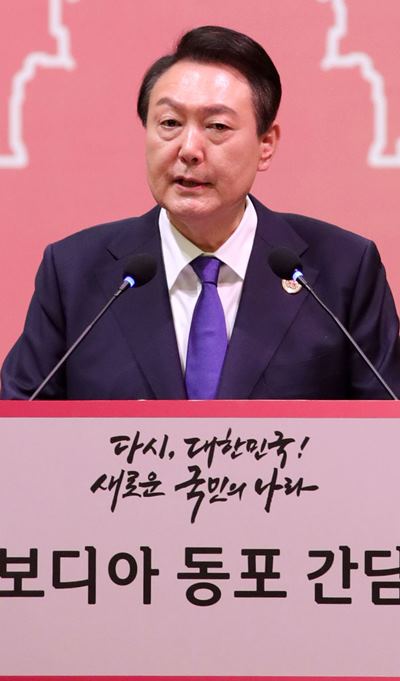 리얼미터가 14일 공개한 윤석열 대통령의 국정지지율에 따르면, 긍정평가가 34.6%였고 부정평가는 63.4%로 조사됐다.