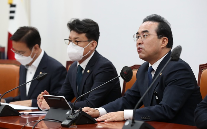  박홍근 더불어민주당 원내대표가 15일 오전 서울 여의도 국회에서 열린 원내대책회의에서 발언하고 있다. /뉴시스
