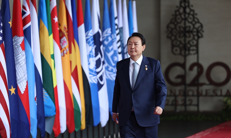 윤석열 대통령이 15일(현지시간) 발리 한 호텔에서 열린 G20 정상회의 공식 환영식에 입장하고 있다. /뉴시스