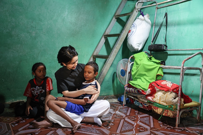 윤석열 대통령 부인 김건희 여사가 12일(현지시간) 프놈펜 선천성 심장질환을 앓고 있는 14세 아동의 집을 찾아 건강상태를 살피고 위로하고 있다. (사진=대통령실 제공) /뉴시스