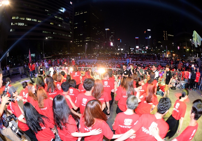 붉은악마 응원단이 추진하는 월드컵 광화문광장 거리응원이 성사될지에 관심이 집중되고 있다. 사진은 지난 2014년 6월 17일 붉은 악마 티셔츠를 입은 시민들이 2014년 브라질 월드컵 조별리그 H조 한국과 러시아의 경기를 앞두고 서울 광화문 광장에 모여 응원전을 펼치고 있는 모습. /뉴시스