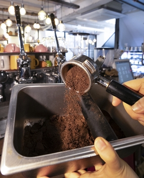 커피박은 재활용 및 재자원화 가능성이 무궁무진하며, 최근 다양한 시도들이 성과를 내고 있다. /뉴시스