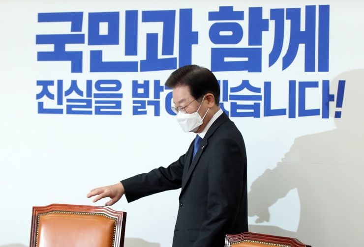 이재명 더불어민주당 대표가 5일 오전 서울 여의도 국회에서 열린 최고위원회의에 참석하고 있다. /뉴시스