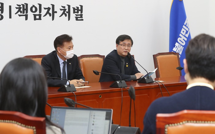 김성환(오른쪽) 더불어민주당 정책위의장이 금융투자소득세(금투세) 관련 기자간담회를 하고 있다. /뉴시스