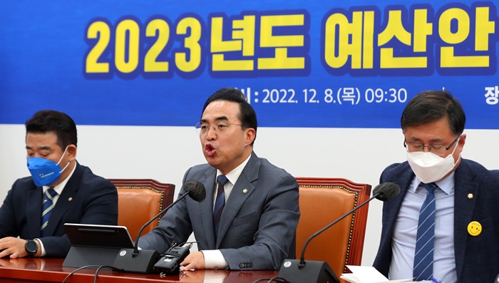 박홍근 더불어민주당 원내대표가 8일 오전 서울 여의도 국회에서 열린 '2023년도 예산안 관련 기자회견'에서 발언하고 있다. /뉴시스