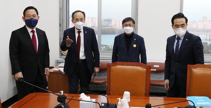 박홍근(오른쪽부터) 더불어민주당 원내대표, 김성환 정책위의장, 추경호 경제부총리 겸 기획재정부 장관, 주호영 국민의힘 원내대표가 지난 7일 오후 서울 여의도 국회 예산결산특별위원회 소회의실에서 열린 예산안 관련 여야 2+2 회동에 참석하고 있다./뉴시스