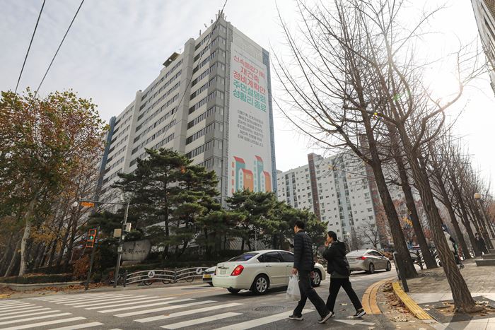 서울시가 지난달 대치동 미도아파트의 재건축을 허가했다. /뉴시스