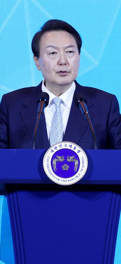 리얼미터가 12일 공개한 윤석열 대통령의 국정수행 평가 결과, 긍정평가가 38.4%였고 부정평가는 58.8%를 기록했다.