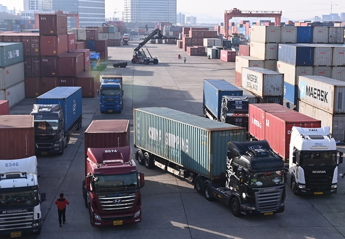 지난 9일을 기해 화물연대의 총파업이 종료됐지만, 정부와 화물연대의 갈등은 더욱 깊어지고 있다. / 뉴시스