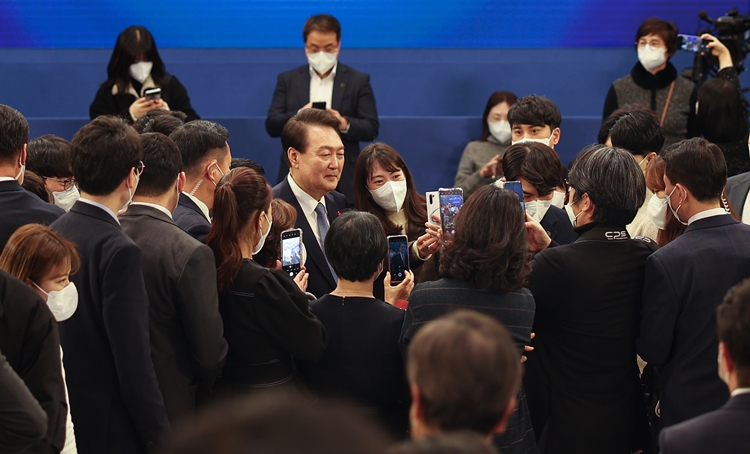 윤석열 대통령이 15일 오후 청와대 영빈관에서 열린 제1차 국정과제 점검회의를 마친 후 참석자들과 기념촬영을 하고 있다. / 대통령실