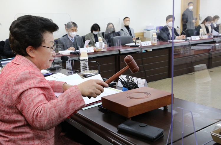 이배용 국가교육위원회 위원장이 지난 6일 서울 종로구 정부서울청사에서 제4차 국가교육위원회에서 개회선언을 하며 의사봉을 두드리고 있다. / 뉴시스