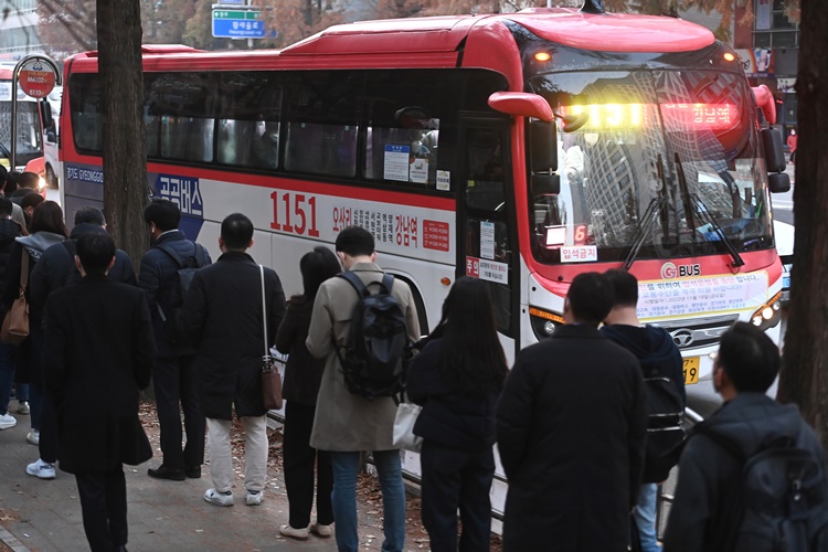 지난 11월 KD운송그룹 계열 경기지역 13개 버스업체가 광역버스 입석 금지를 시행했다. 이에 한동안 시민들이 출퇴근대란을 겪자 국토교통부가 서둘러 광역버스 증차에 나섰다. / 뉴시스
