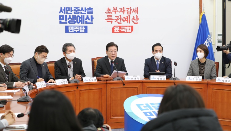 이재명 더불어민주당 대표가 19일 오전 서울 여의도 국회에서 열린 최고위원회의에서 발언하고 있다.  / 뉴시스