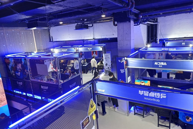 스마일게이트는 인디게임 축제인 ‘버닝비버 2022’를 서울 신사동 팝업 빌딩에서 지난 16일부터 18일까지 열었다. 행사장에는 80개 인디게임사들의 부스가 설치됐다. / 신사동=조윤찬 기자