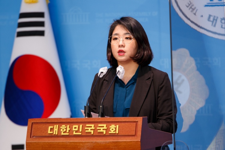 용혜인 기본소득당 의원이 22일 오전 국회 소통관에서 예산안 논의와 관련해 기자회견을 하고 있다. / 용혜인 의원실 제공
