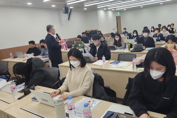 김창영 KINA교육센터 센터장은 뉴미디어가 레거시 미디어 역할을 하고 레거시 미디어가 뉴미디어 역할을 하는 현상이 발생한다고 강의했다. / 한국인터넷신문협회