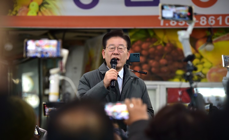 이재명 더불어민주당 대표가 22일 오전 경북 안동 중앙신시장을 방문해 거리연설을 하고 있다. / 뉴시스