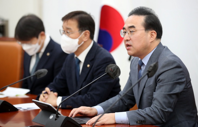 박홍근 더불어민주당 원내대표가 27일 오전 서울 여의도 국회에서 열린 원내대책회의에서 발언을 하고 있다. / 뉴시스