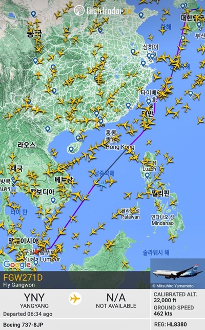 항공기 트래픽을 실시간으로 조회할 수 있는 플라이트레이더24 애플리케이션을 통해 플라이강원 HL8380 기재를 검색하면 27일 오전 9시27분 양양공항에서 이륙해 오후 4시 기준 말레이시아 동쪽 해상을 비행 중인 것을 확인할 수 있다. / 플라이트레이더24 갈무리