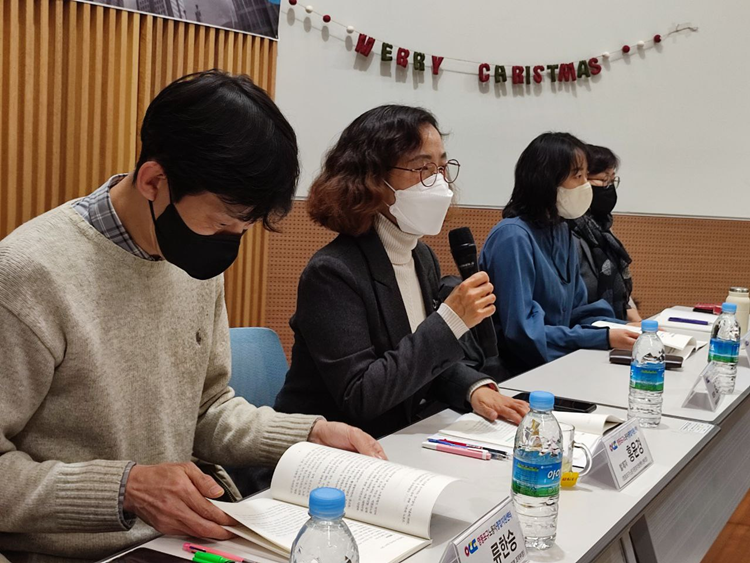 홍윤경 영등포구노동자종합지원센터장(왼쪽에서 두번째)은 “이번 실태조사는 서울의 3대 업무지구 비정규직 노동자에 대한 최초의 접근이라는 성과가 있다”고 말했다. / 영등포구노동자종합지원센터
